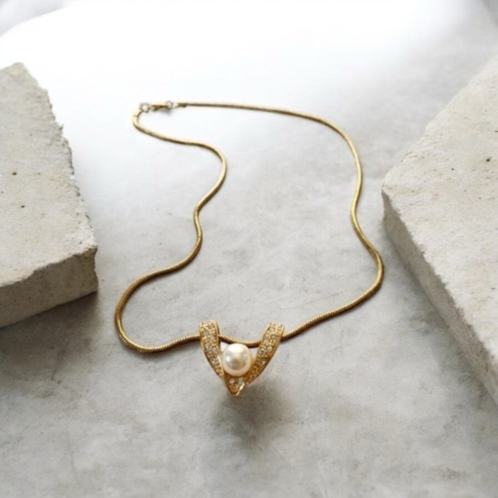 RMN 18” faux pearl necklace Necklace has tarnishing